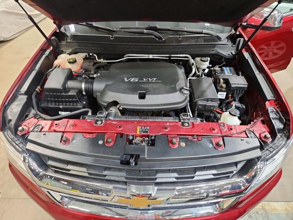 2017 CHEVROLET COLORADO LT — Engine bay