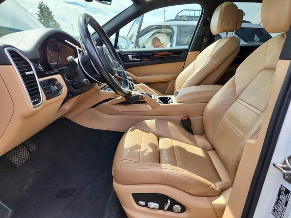 2020 PORSCHE CAYENNE