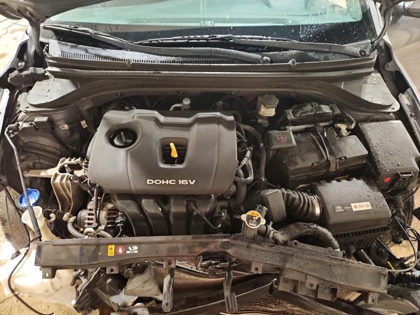 2017 HYUNDAI ELANTRA — Engine bay