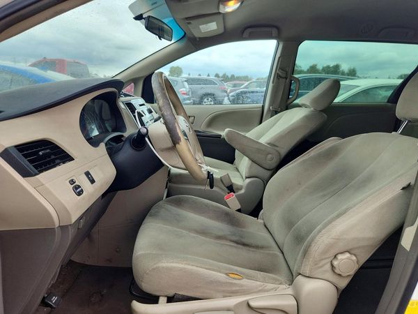 2012 TOYOTA SIENNA