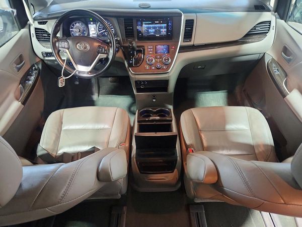 2016 TOYOTA SIENNA