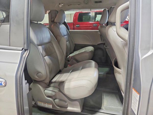 2016 TOYOTA SIENNA