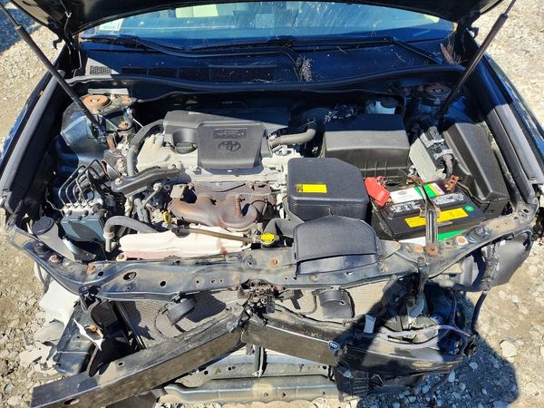 2014 TOYOTA CAMRY — Engine bay
