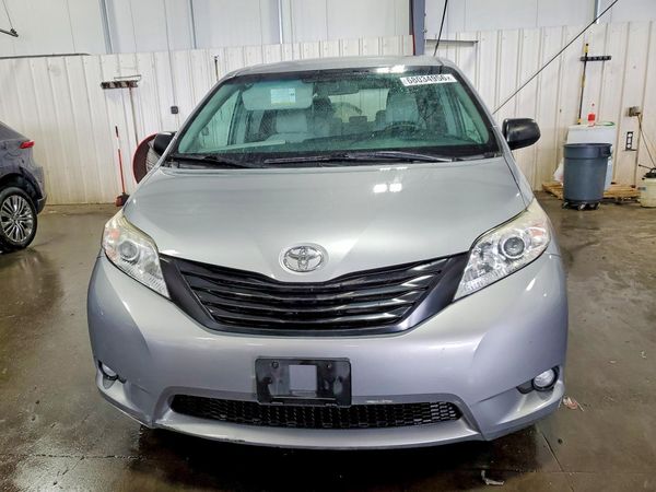 2017 TOYOTA SIENNA L
