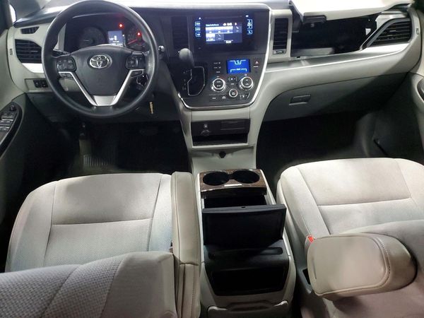 2017 TOYOTA SIENNA L
