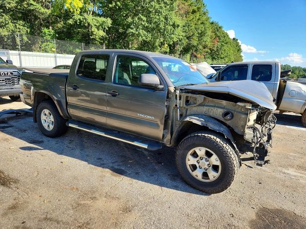 2014 TOYOTA TACOMA Delux Grade — Passenger 3/4