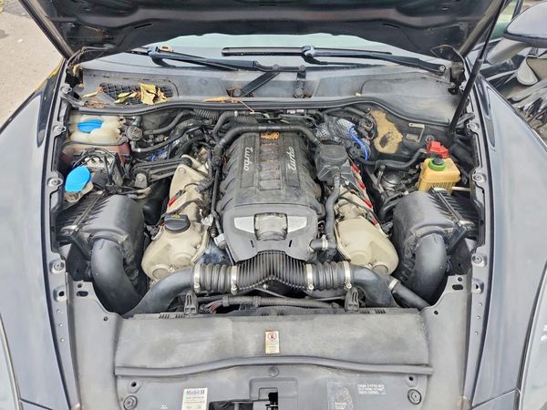 2012 PORSCHE CAYENNE Turbo — Engine bay