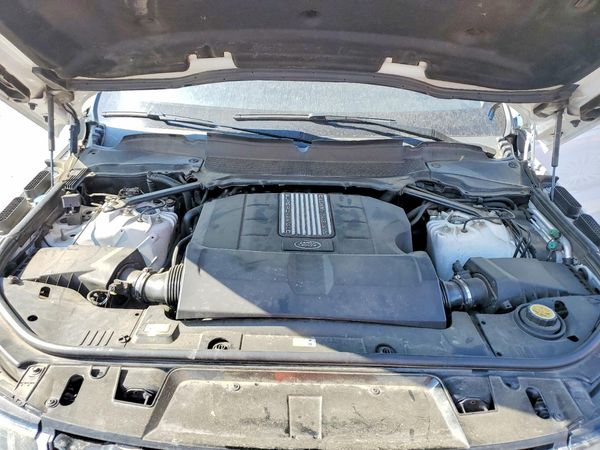 2019 LAND ROVER RANGEROVER HSE — Engine bay
