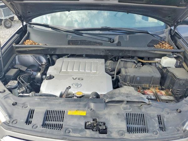 2012 TOYOTA HIGHLANDER Base/Hybrid — Engine bay