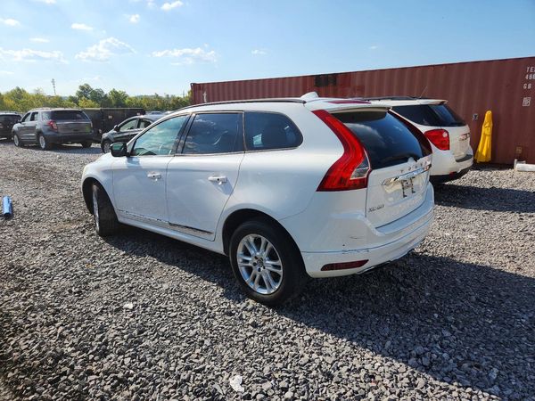 2015 VOLVO XC60 Base (non R design)