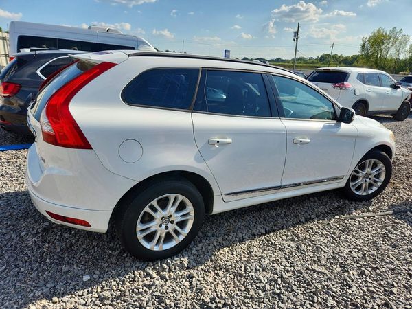 2015 VOLVO XC60 Base (non R design)