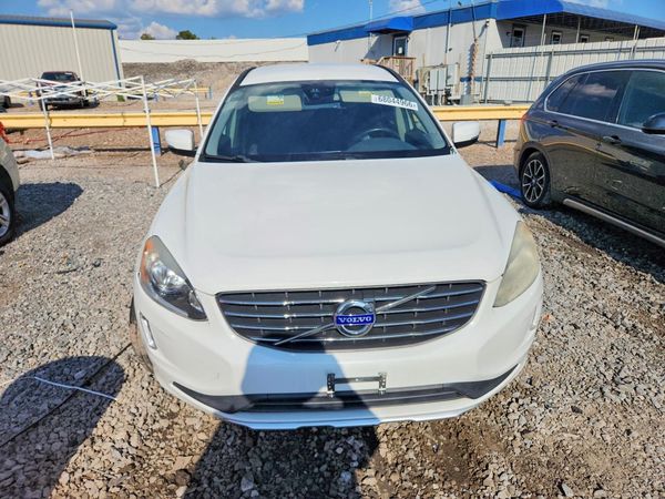2015 VOLVO XC60 Base (non R design)