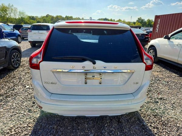 2015 VOLVO XC60 Base (non R design)