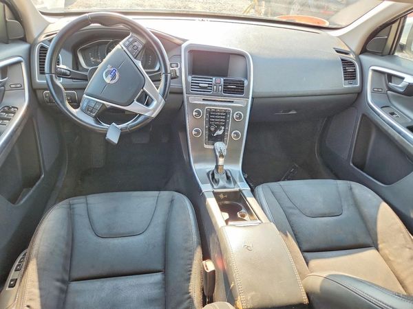 2015 VOLVO XC60 Base (non R design)