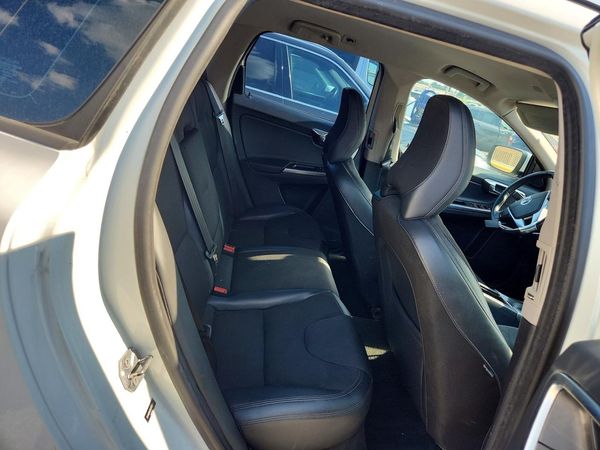 2015 VOLVO XC60 Base (non R design)