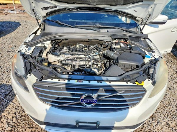 2015 VOLVO XC60 Base (non R design)