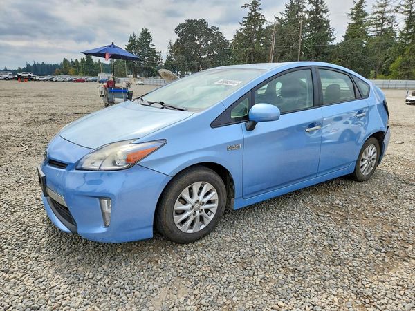 2014 TOYOTA PRIUS — Front 3/4