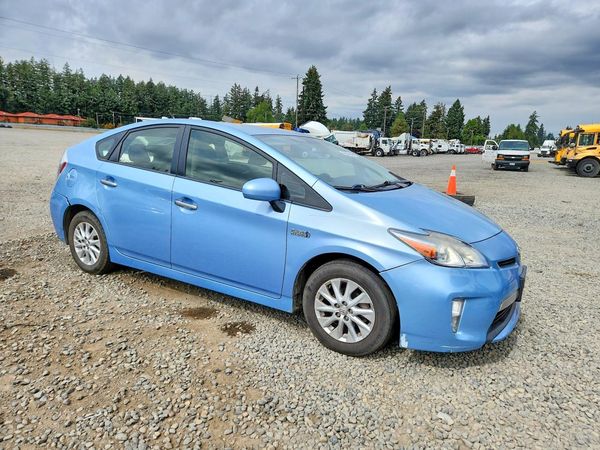 2014 TOYOTA PRIUS — Passenger 3/4