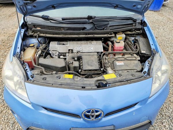 2014 TOYOTA PRIUS — Engine bay