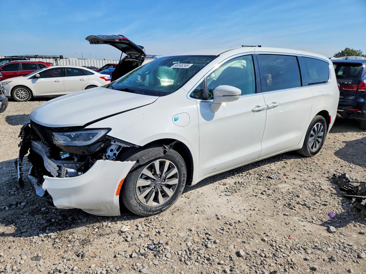 2022 CHRYSLER PACIFICA Touring L — Front 3/4