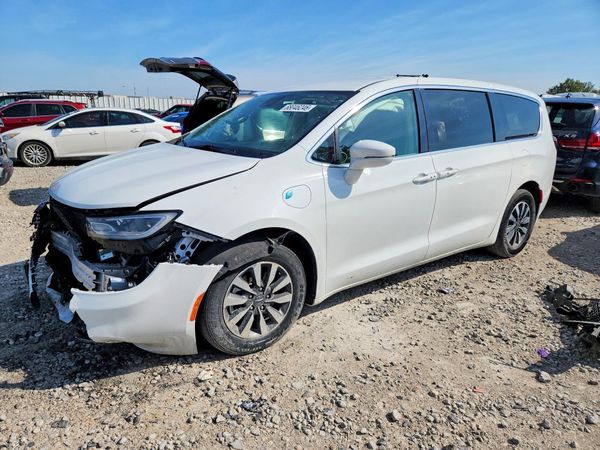 2022 CHRYSLER PACIFICA Touring L — Front 3/4