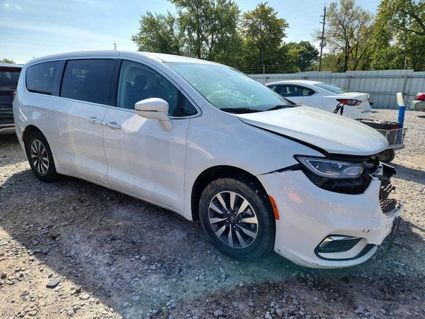 2022 CHRYSLER PACIFICA Touring L — Passenger 3/4