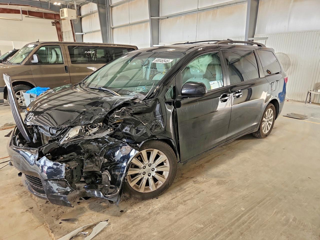 2015 TOYOTA SIENNA — Front 3/4