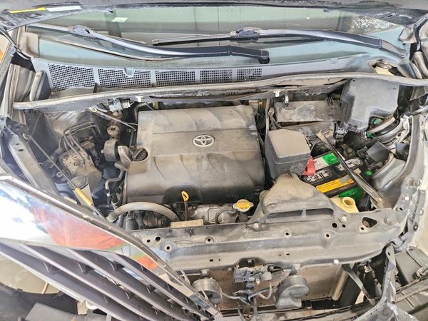 2015 TOYOTA SIENNA — Engine bay