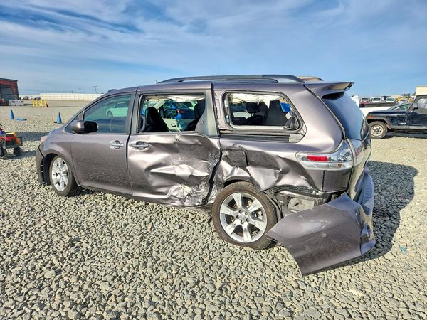2013 TOYOTA SIENNA