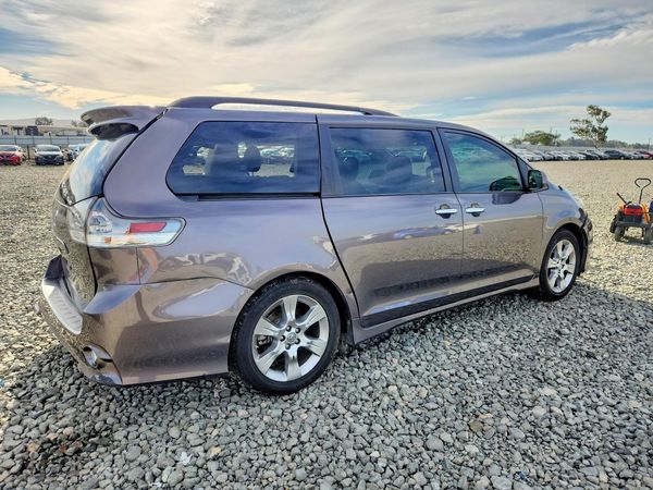 2013 TOYOTA SIENNA