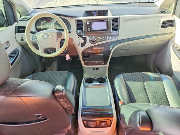 2013 TOYOTA SIENNA