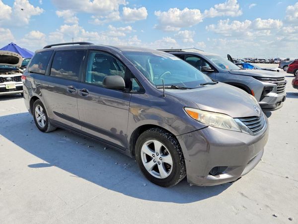 2013 TOYOTA SIENNA