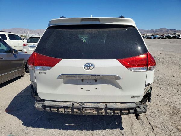 2014 TOYOTA SIENNA