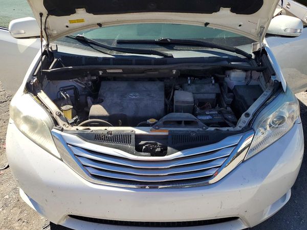 2014 TOYOTA SIENNA