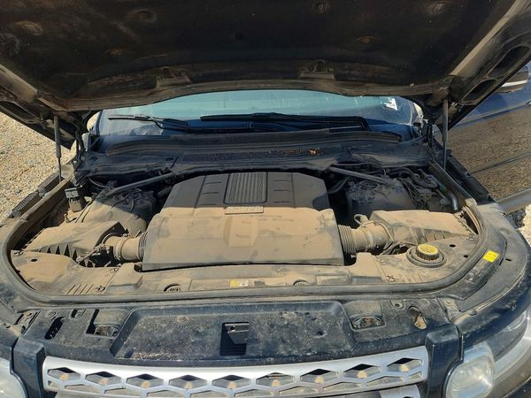 2014 LAND ROVER RANGEROVER HSE — Engine bay