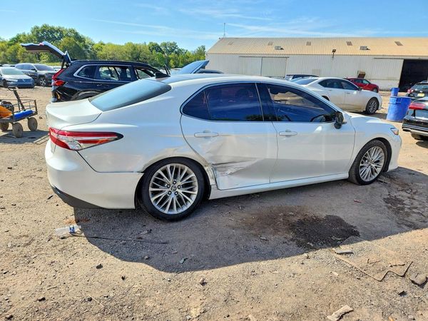 2020 TOYOTA CAMRY XLE