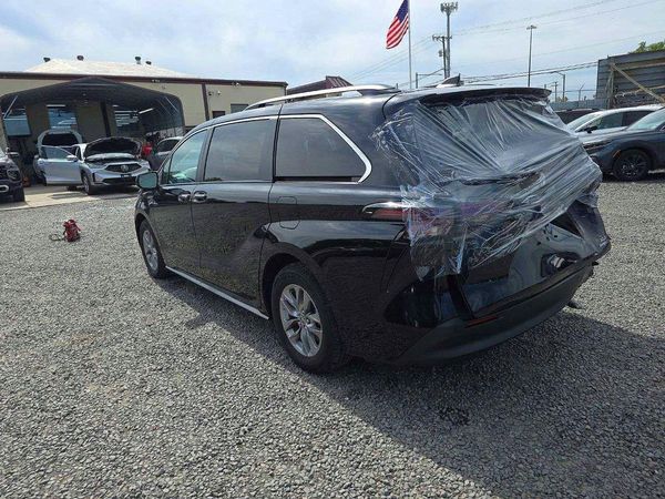 2024 TOYOTA SIENNA XLE