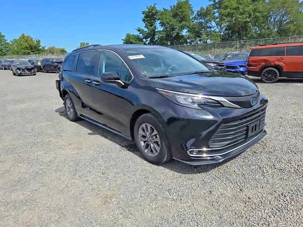 2024 TOYOTA SIENNA XLE