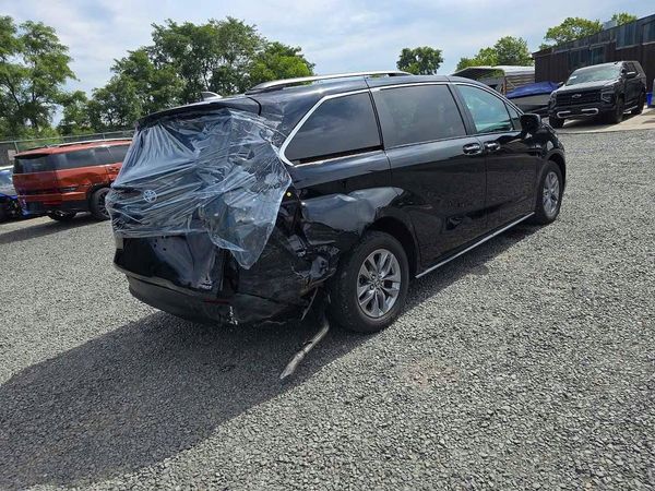 2024 TOYOTA SIENNA XLE