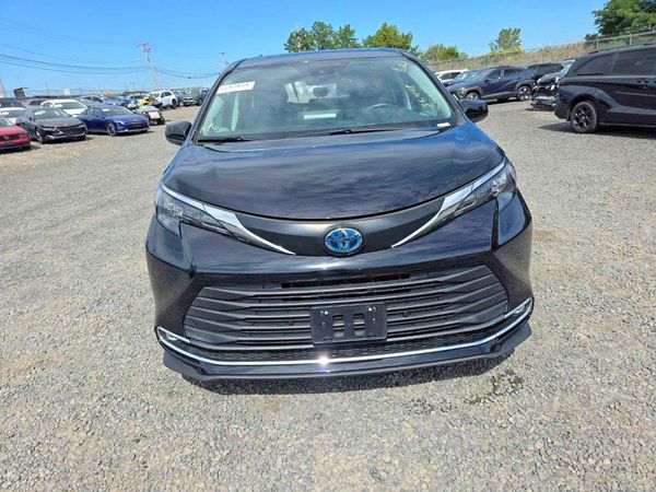 2024 TOYOTA SIENNA XLE