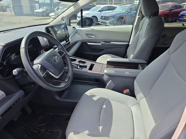 2024 TOYOTA SIENNA XLE