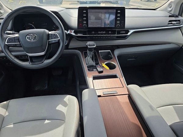 2024 TOYOTA SIENNA XLE