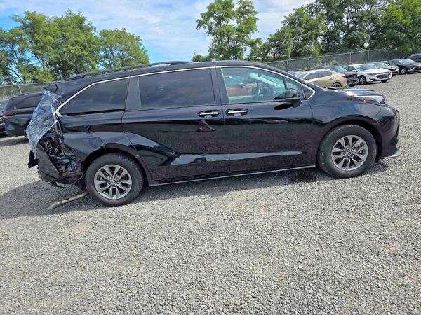 2024 TOYOTA SIENNA XLE
