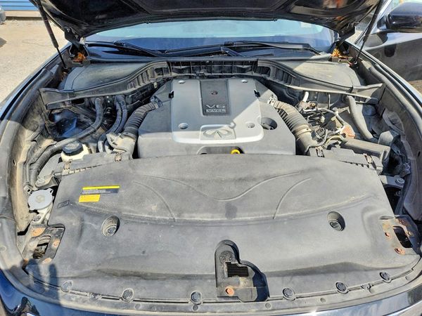 2013 INFINITI M37 — Engine bay