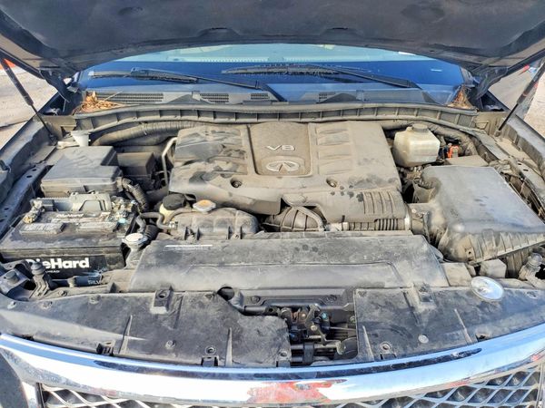 2015 INFINITI QX80 — Engine bay