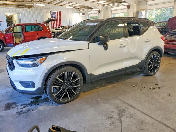 2021 VOLVO XC40 R-Design