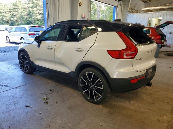 2021 VOLVO XC40 R-Design