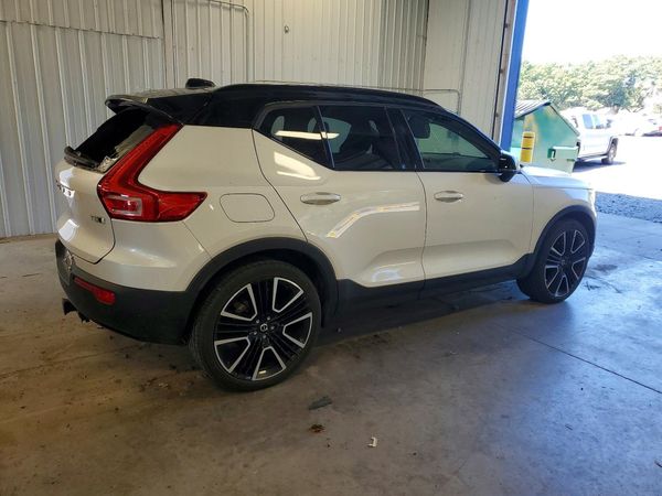 2021 VOLVO XC40 R-Design