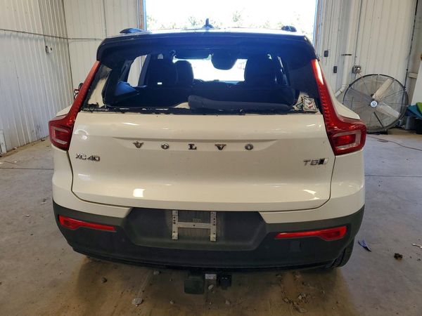 2021 VOLVO XC40 R-Design
