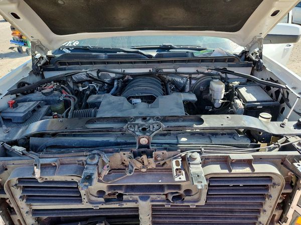 2018 CHEVROLET SILVERADO LT — Engine bay
